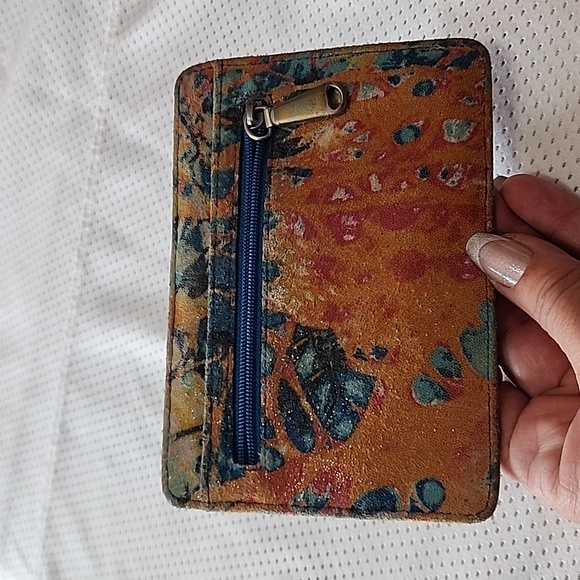 Hobo small cadence crossbody with wallet - Picture 7 of 7